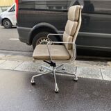 Armchair Charles and Ray Eames ea 219 edition Vitra taupe leather