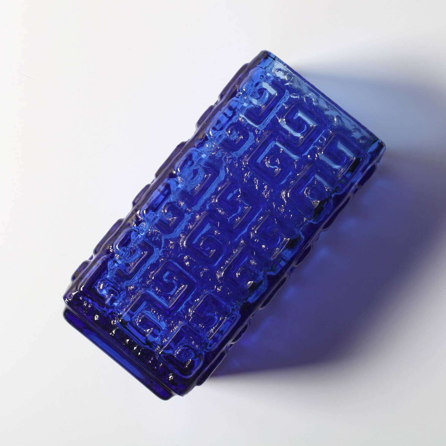 Vase en verre bleu cobalt du milieu du siècle : design finlandais par Tamara Aladin