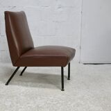 Chauffeuse, circa 1950. Simili-cuir brun.