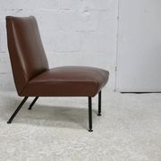 Chauffeuse, circa 1950. Simili-cuir brun.