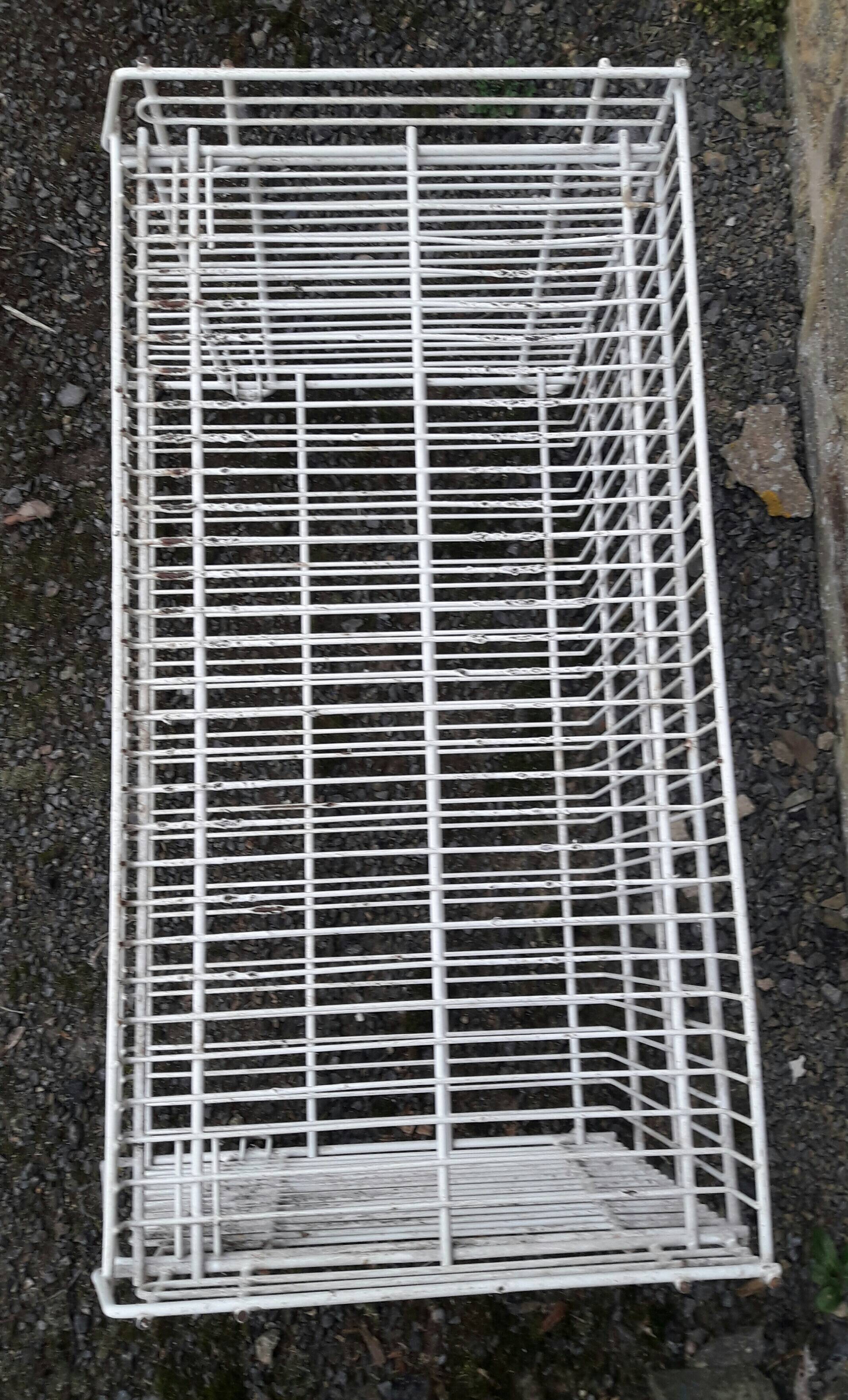 Interlocking rack made of sheathed metal wire