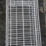 Interlocking rack made of sheathed metal wire