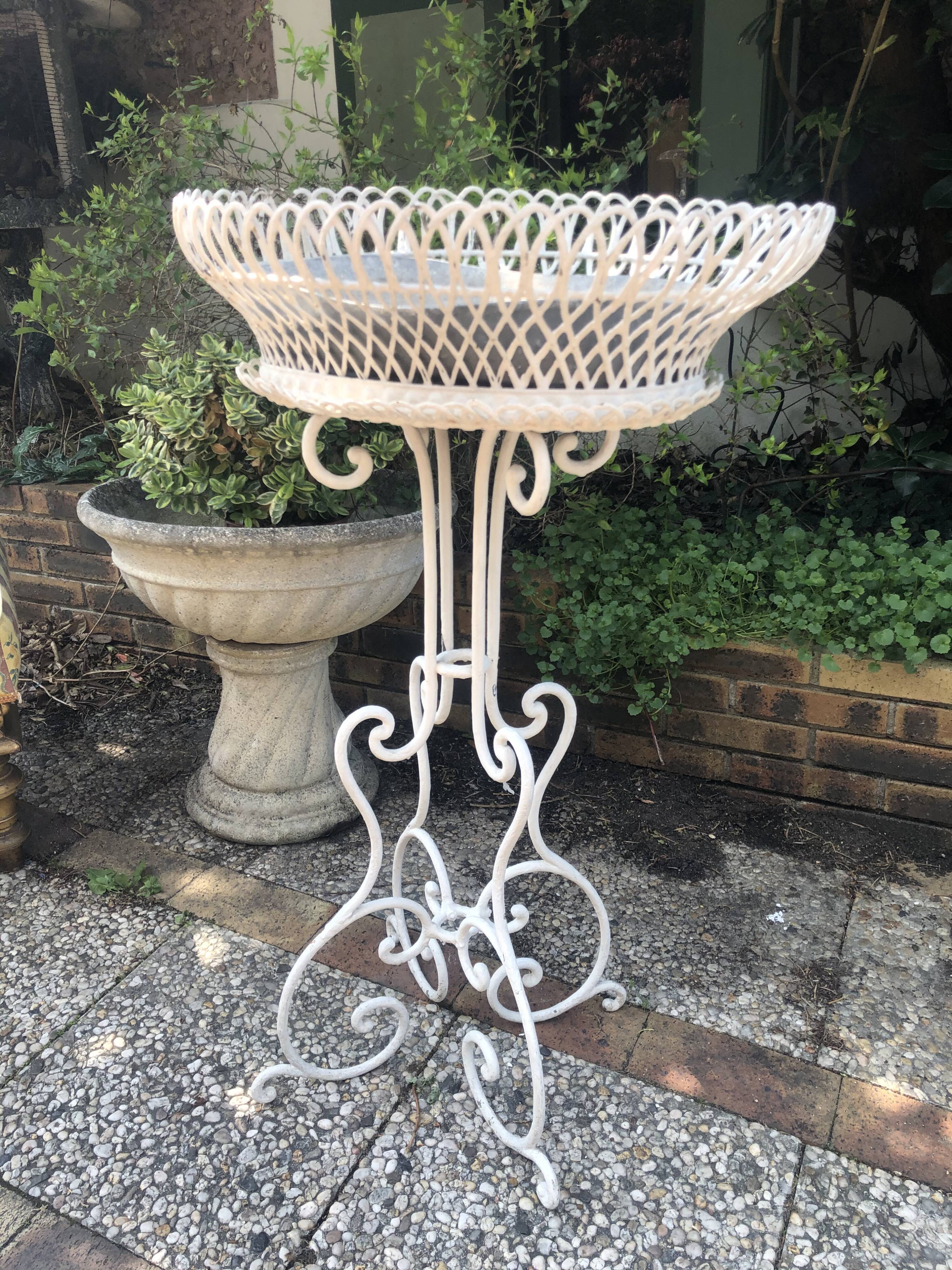 Jardinière en fer forgé