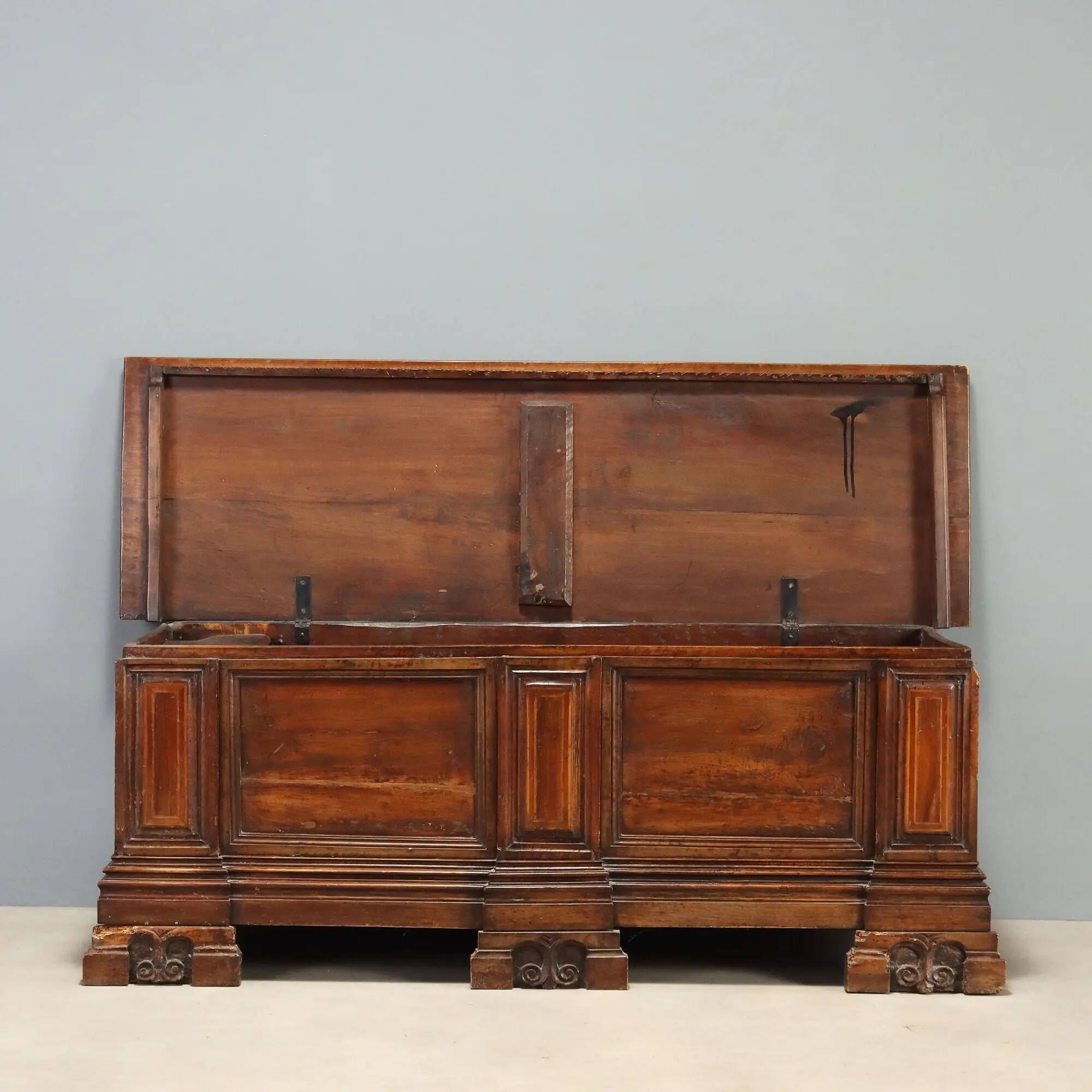 Baroque antique chest in carved walnut, Italy, 18th century.