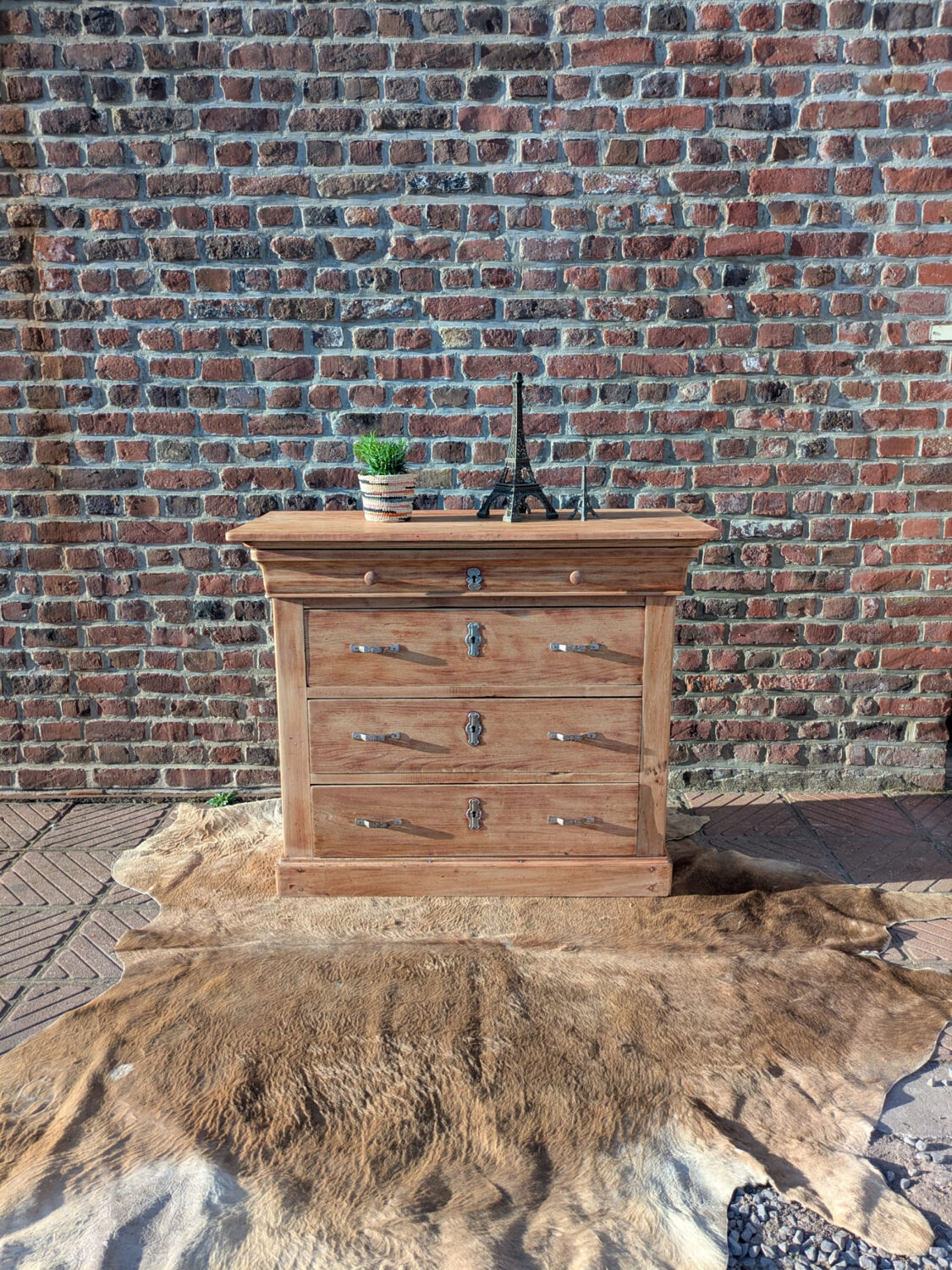 Chest of drawers
