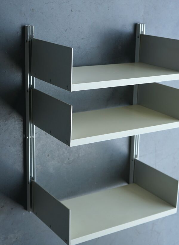 Petite étagère murale modèle 606 par Dieter Rams pour Vitsoe. Années 1960.