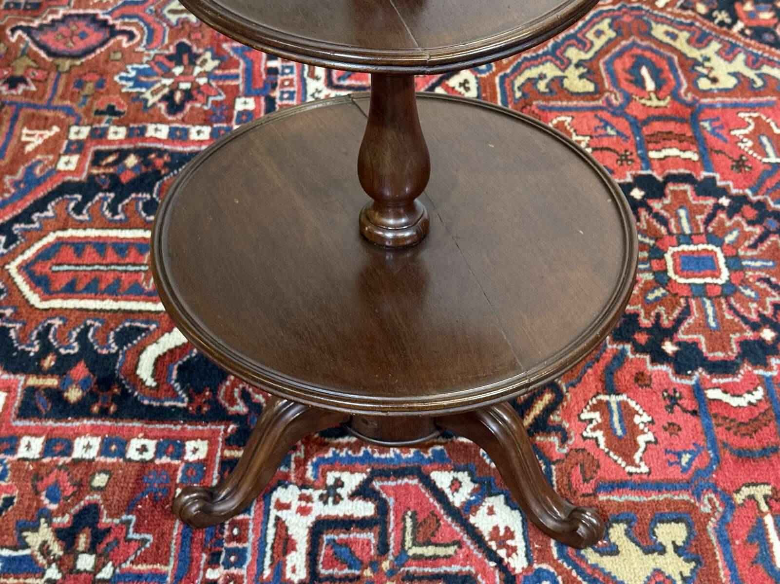 Three-tiered mahogany guéridon from the 19th century.