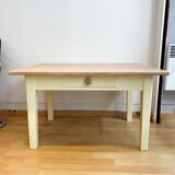 Table basse jaune en bois massif