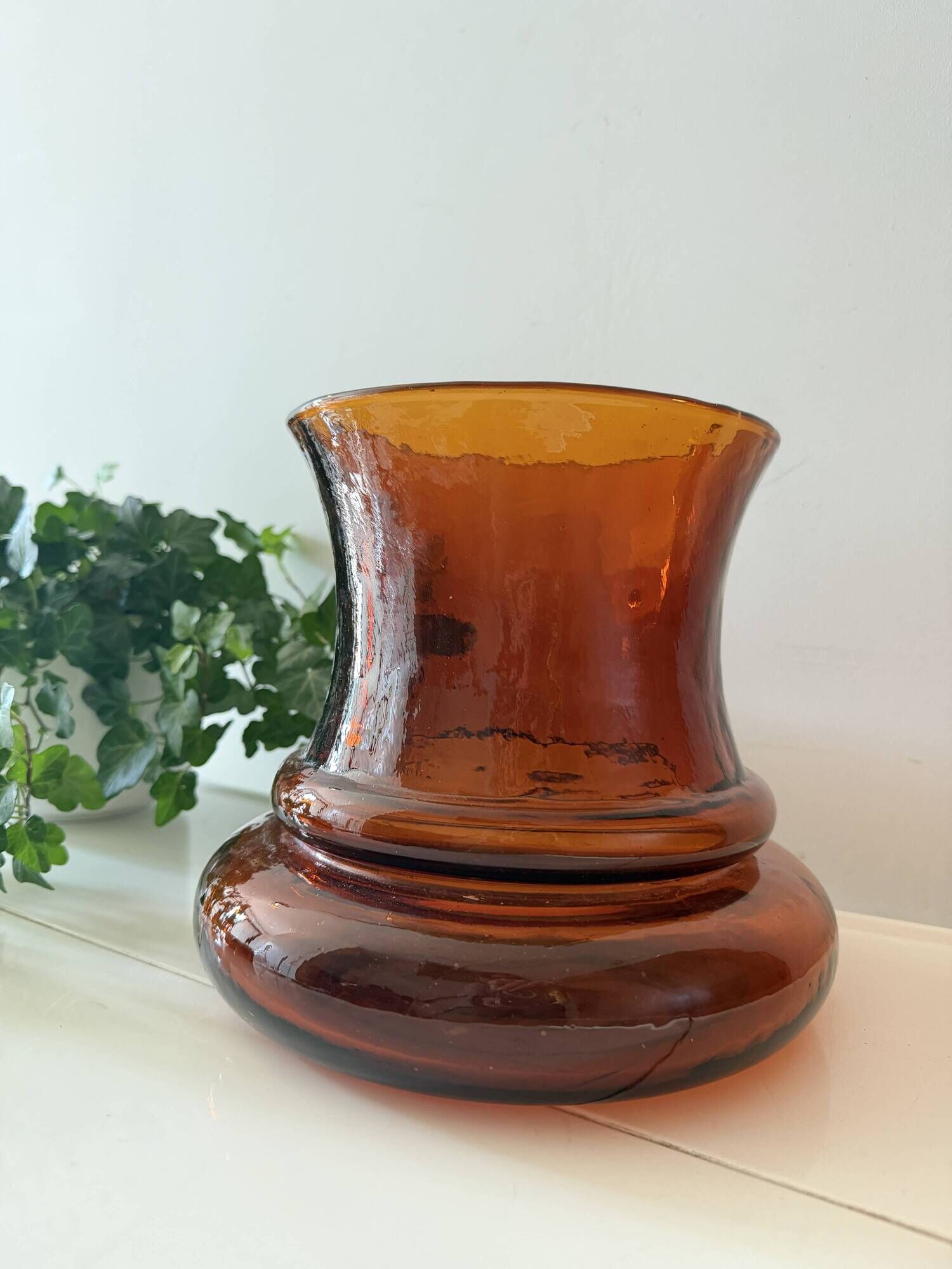 Vase en verre ambré avec un motif en relief