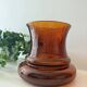 Vase en verre ambré avec un motif en relief