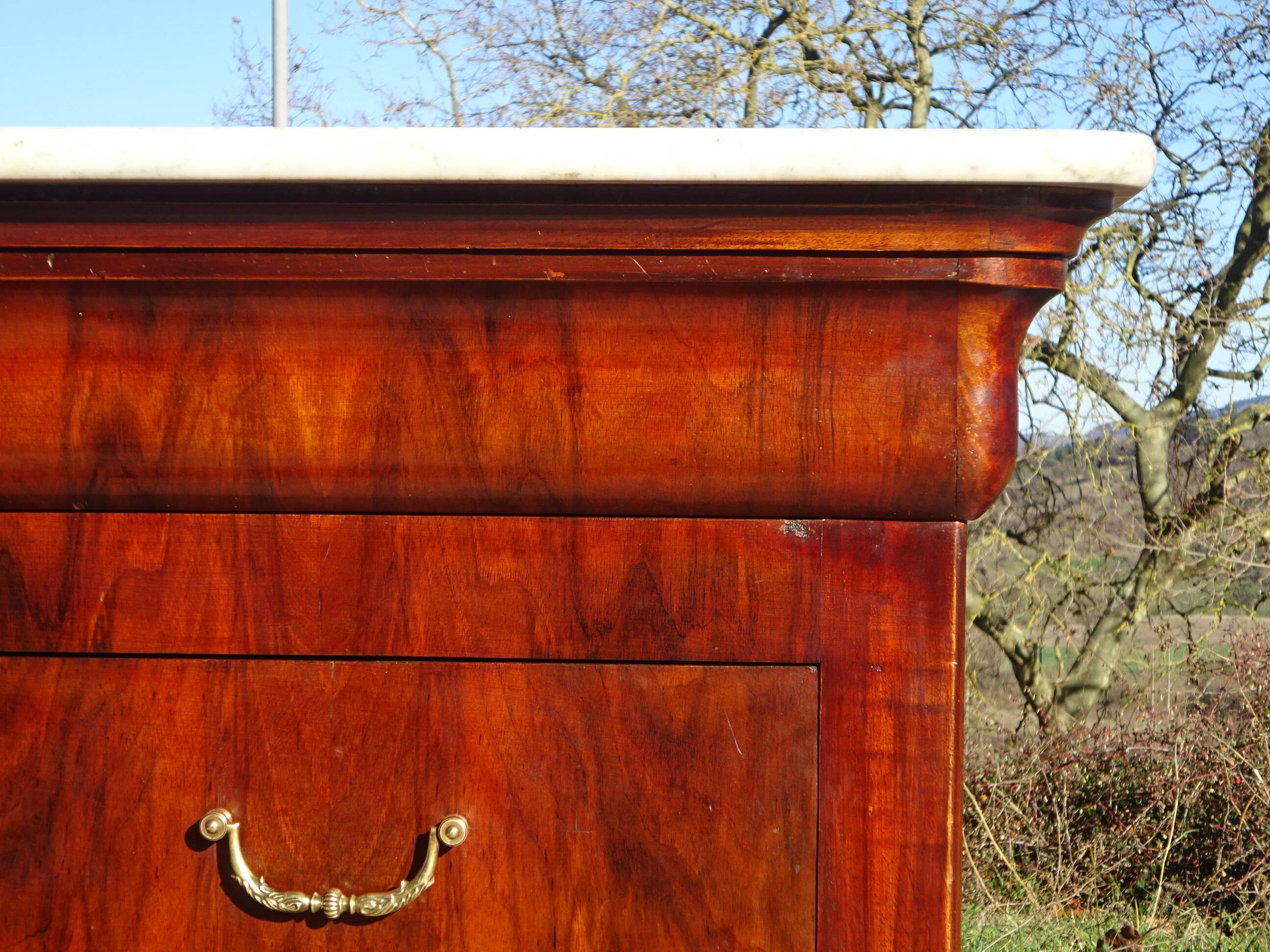 Commode en acajou et marbre blanc époque Restauration
