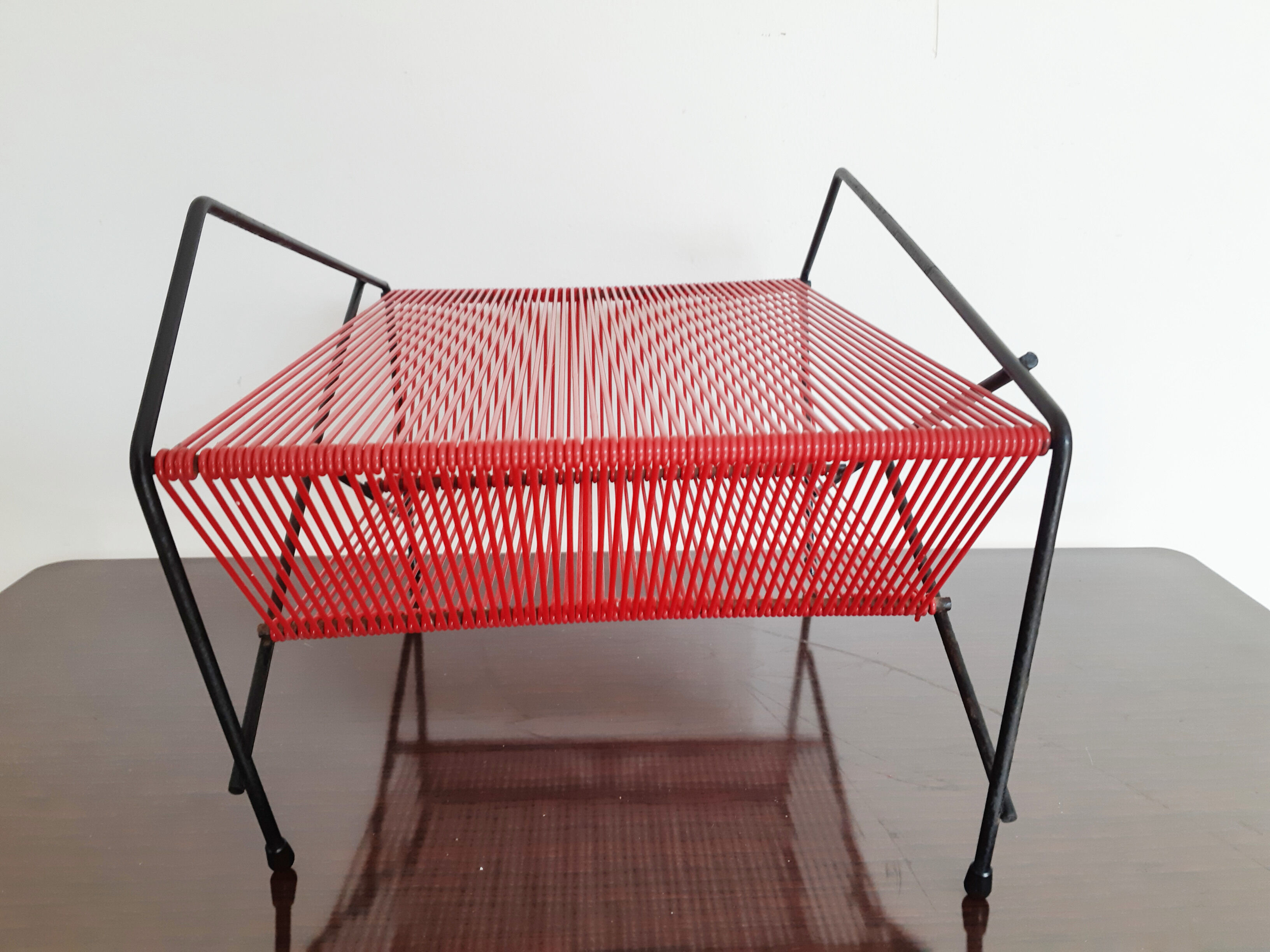 Vinyl record holder, vintage, metal and red scoubidou , rak 50s