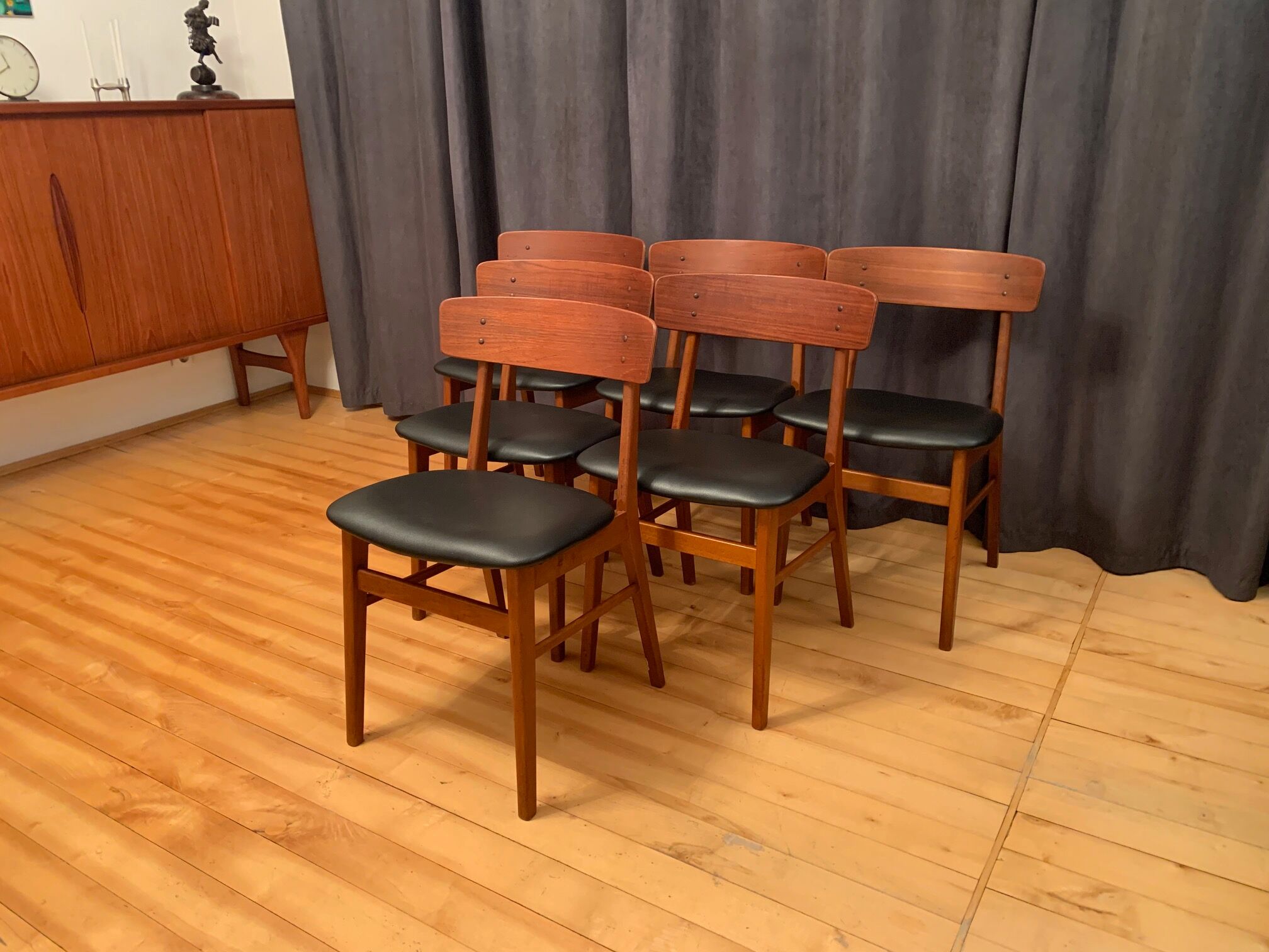 Ensemble de six chaises de style Børge Mogensen Farstrup, Danemark, années 1960.