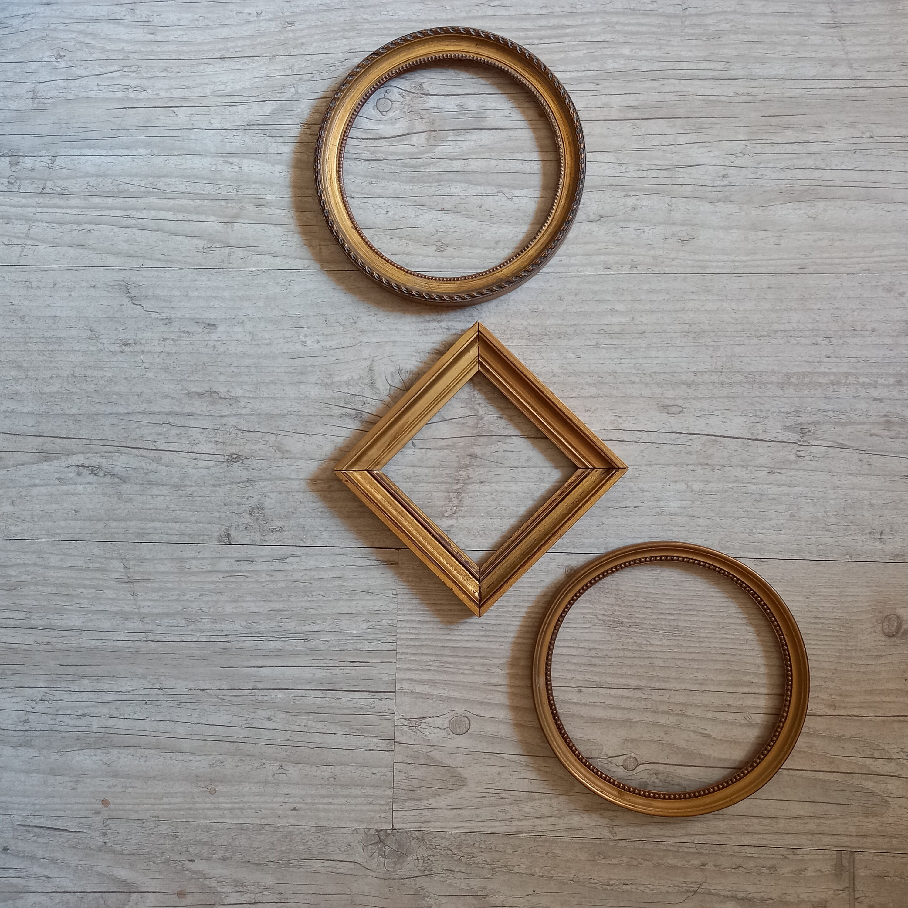 Set of 3 round frames and golden square