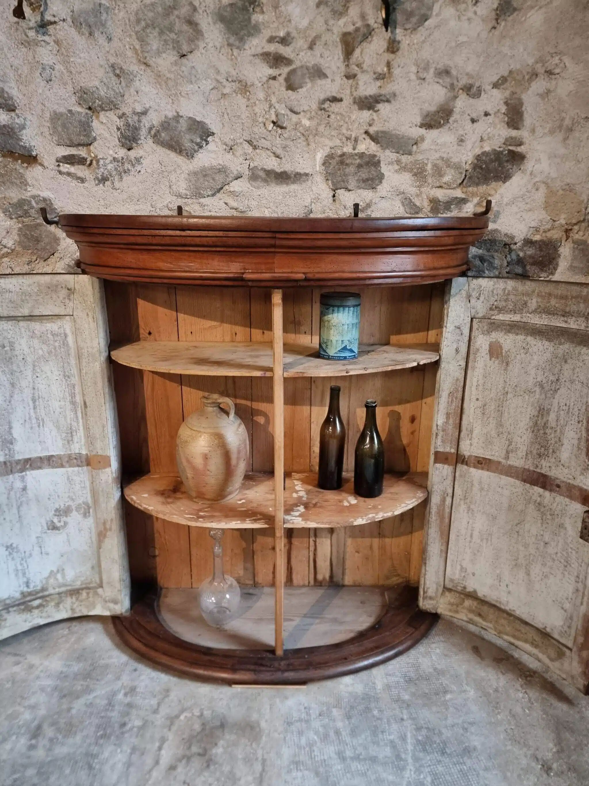 Cabinet demi-lune ancien en noyer, fin XVIIIe siècle, château français