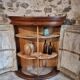 Cabinet demi-lune ancien en noyer, fin XVIIIe siècle, château français