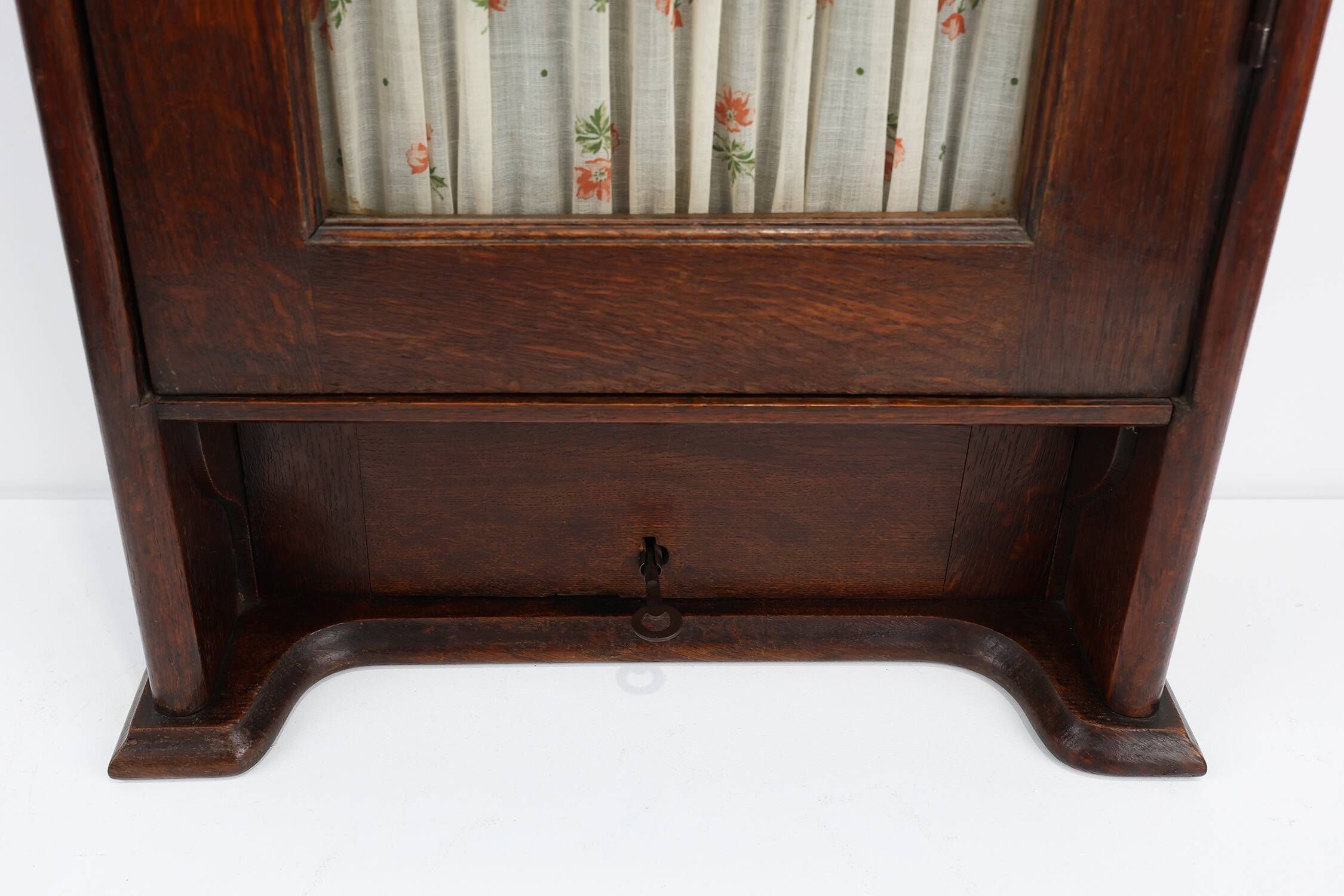 Armoire haute Art Déco française avec porte vitrée et compartiment caché, vers 1910