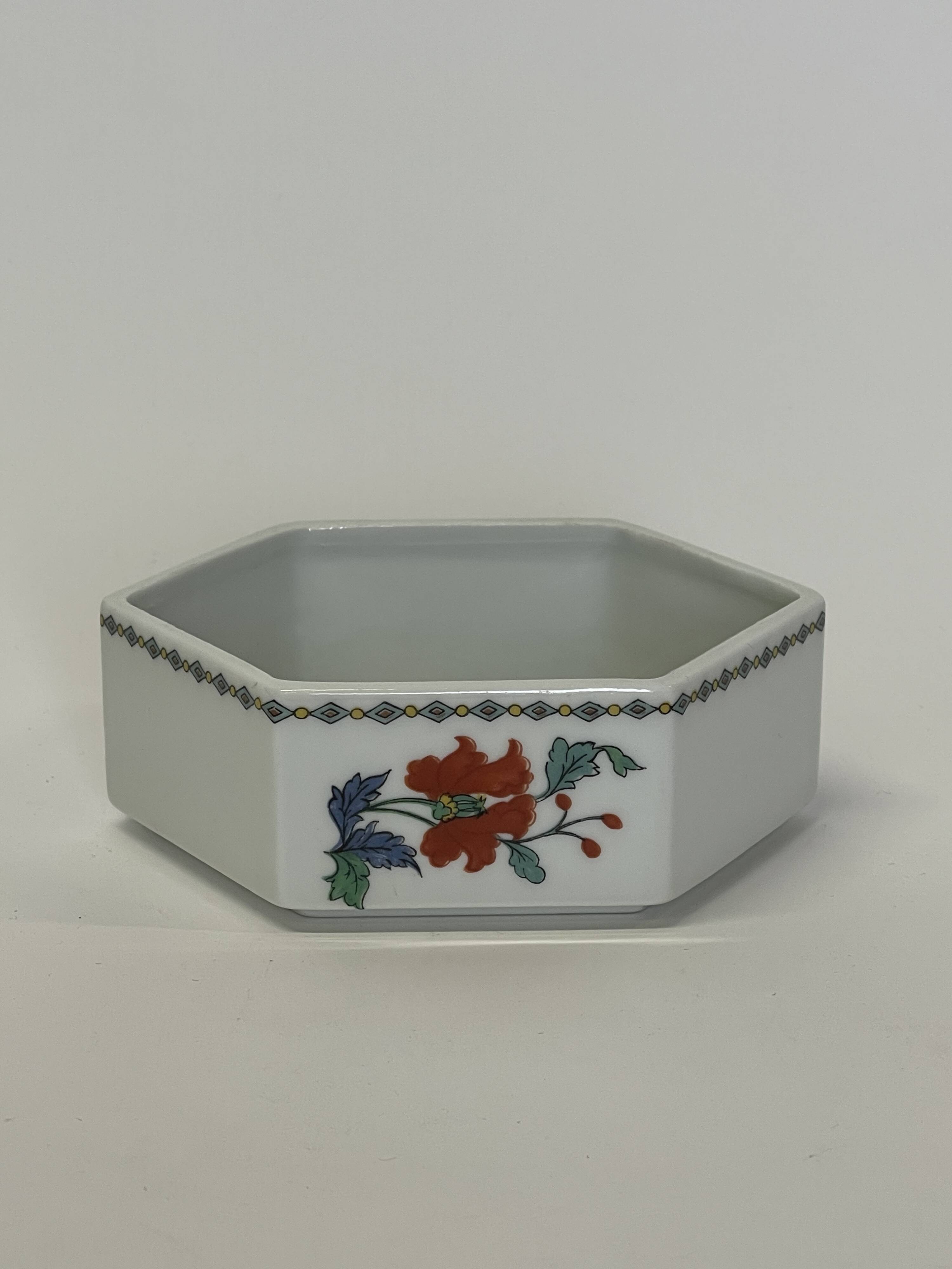 Service de table en porcelaine de Paris modèle décor Pavot, 21 pièces
