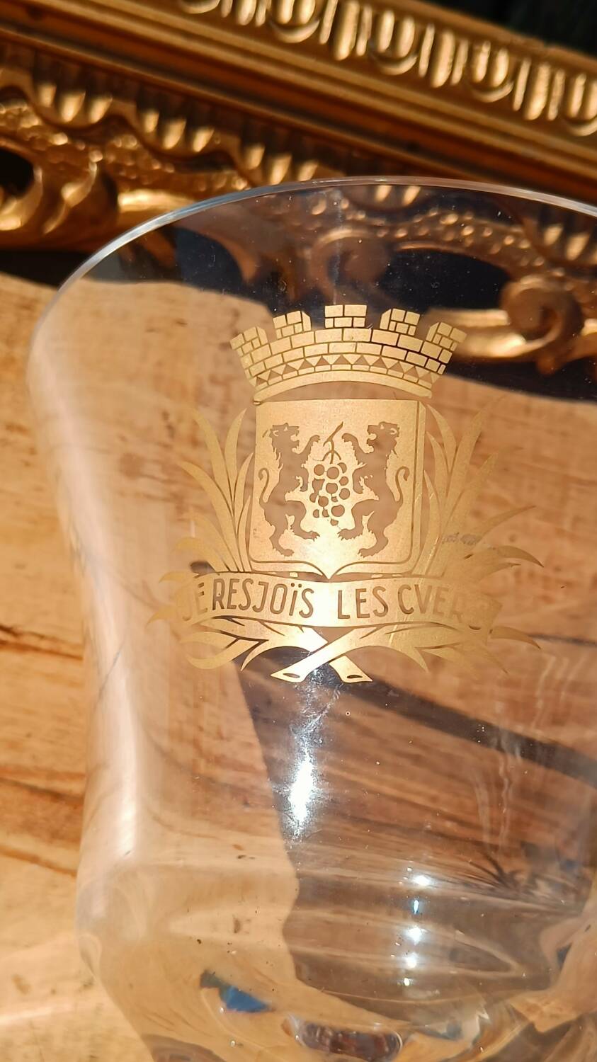 Large tasting glass with an old golden coat of arms – signed Jeanne Châtel