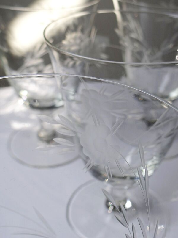 8 verres à vin cristal gravé à la roue décor végétal, Bohême, début XXe