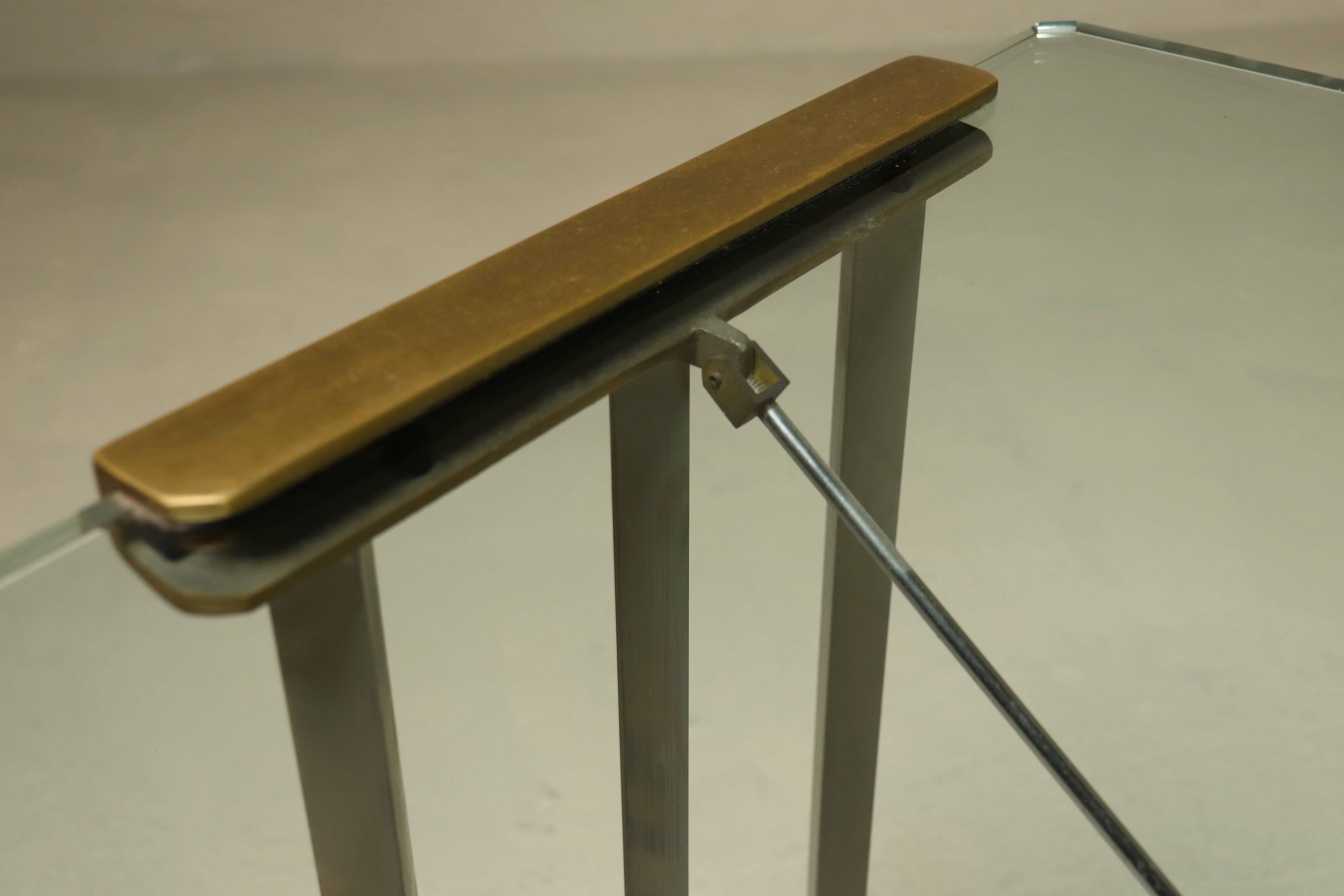Table console en laiton, plateau en verre par Peter Ghyczy, années 1970
