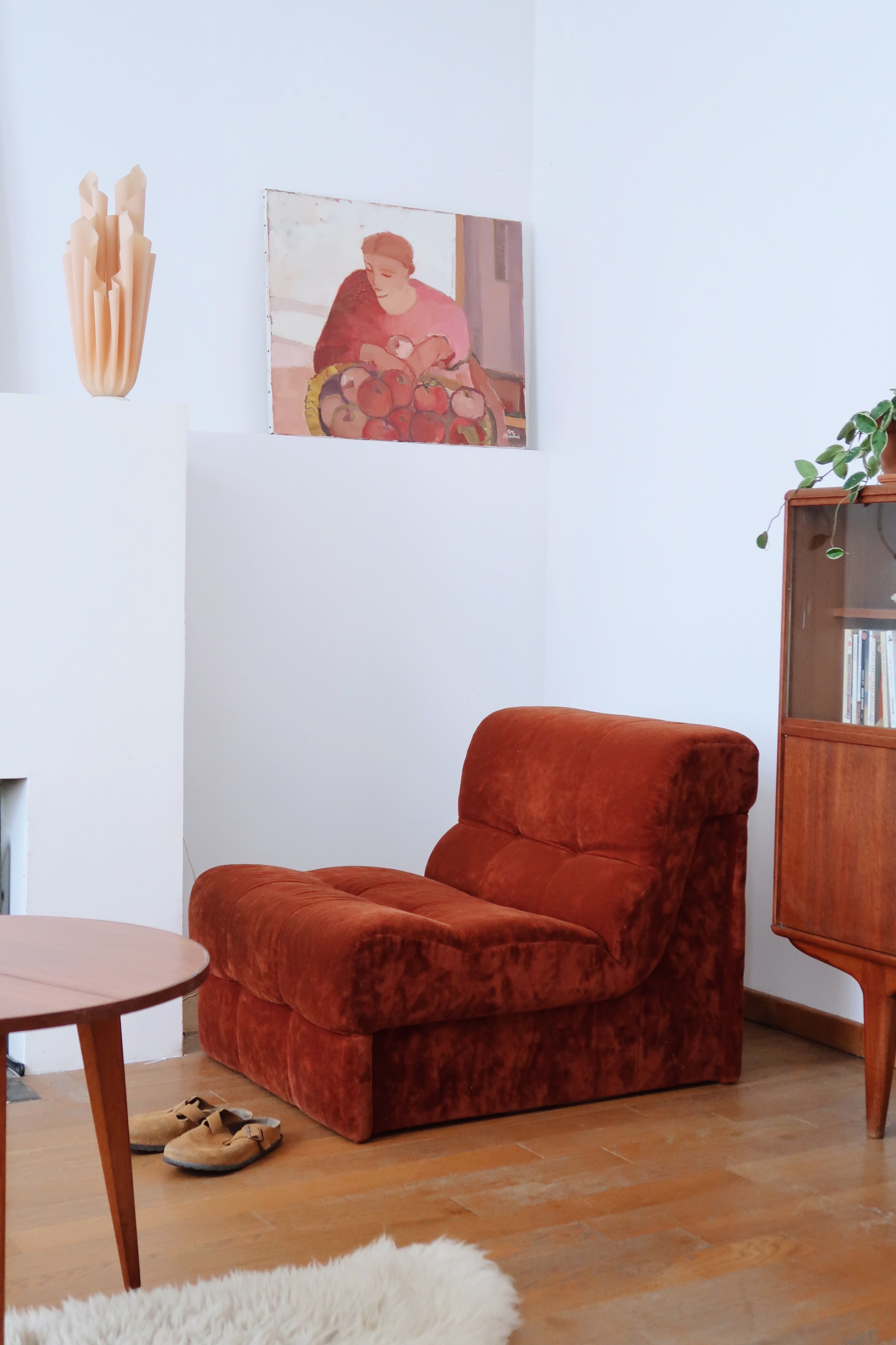 Rusty velvet low chair without arms