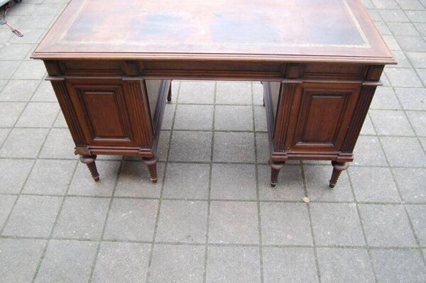 Bureau à caisson Napoléon III en noyer du 19e siècle