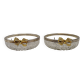 Suite de 2 coupelles en verre et métal à décor de noeud
