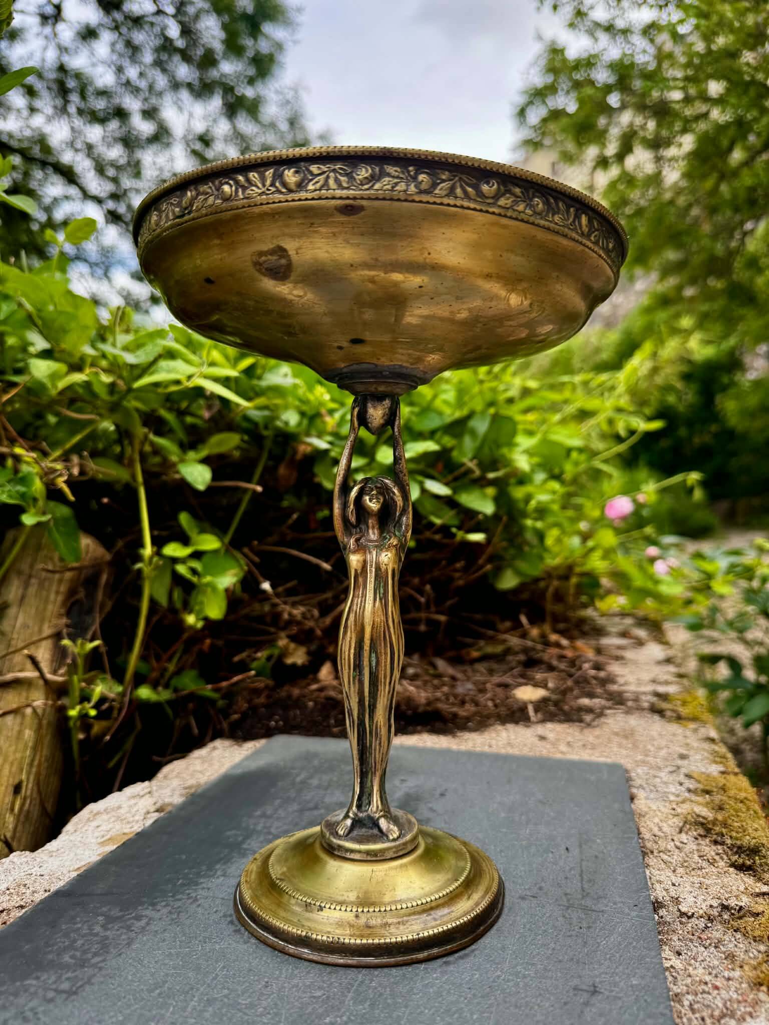 Grande coupe à fruits en laiton femme Art Nouveau