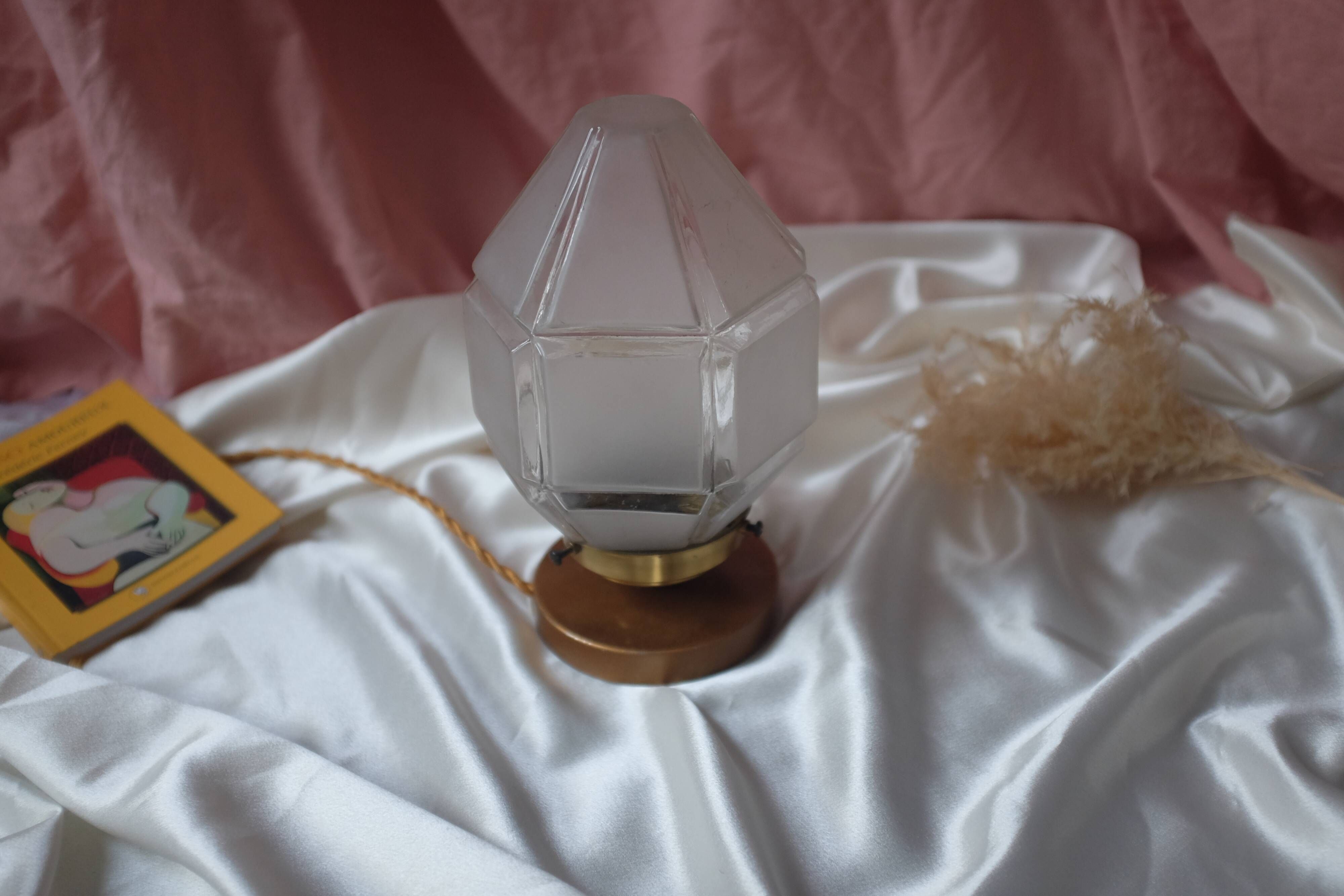 Lampe à poser et son globe vintage