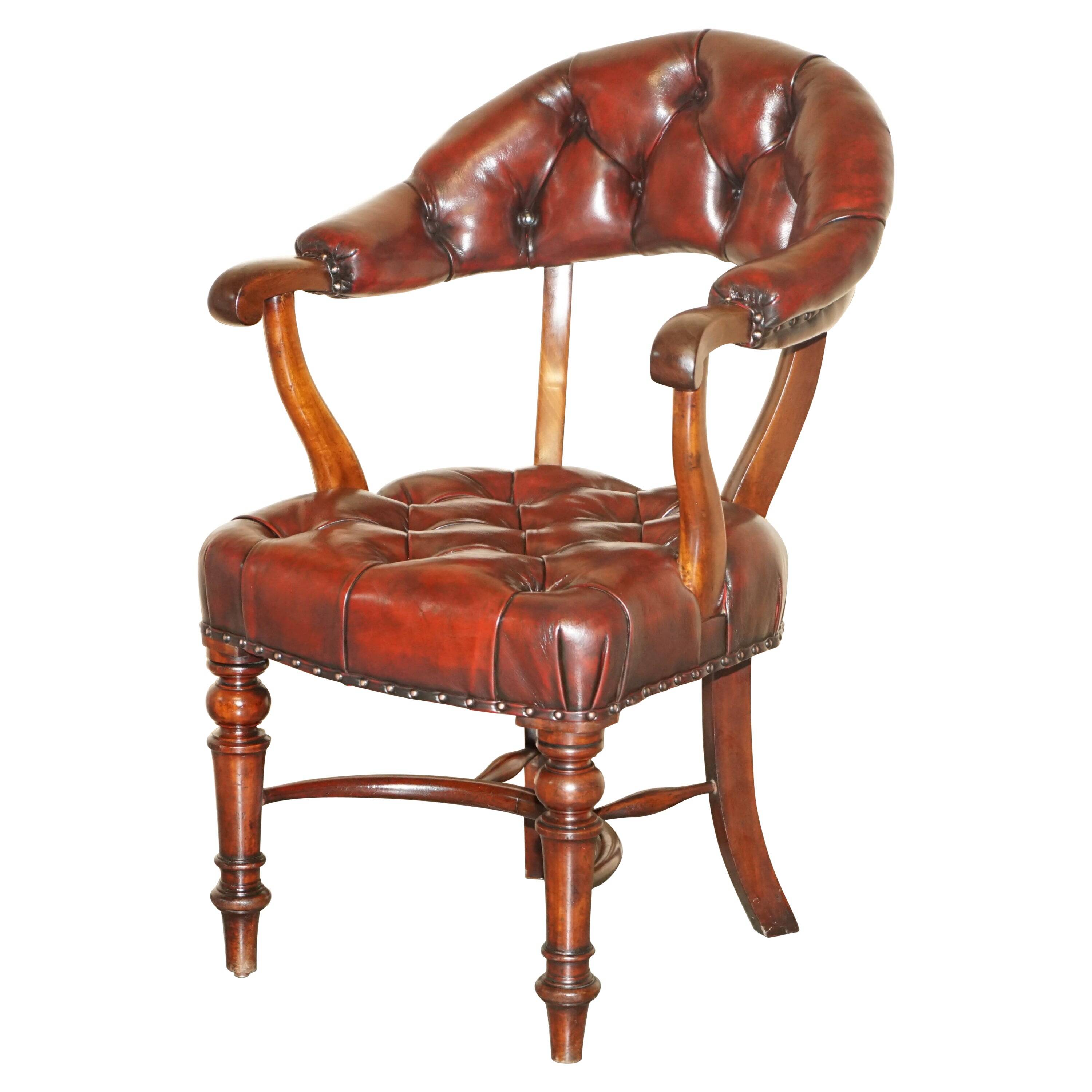 Chesterfield captain's armchair William IV in restored leather with hardwood.