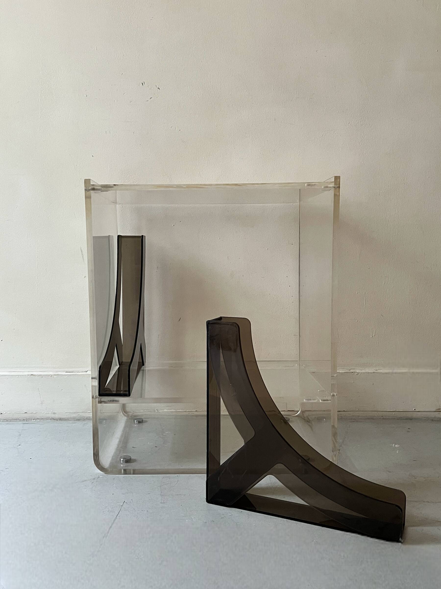 Bibliotheque design en plexiglass, Les Invisibles Marais International 70'S