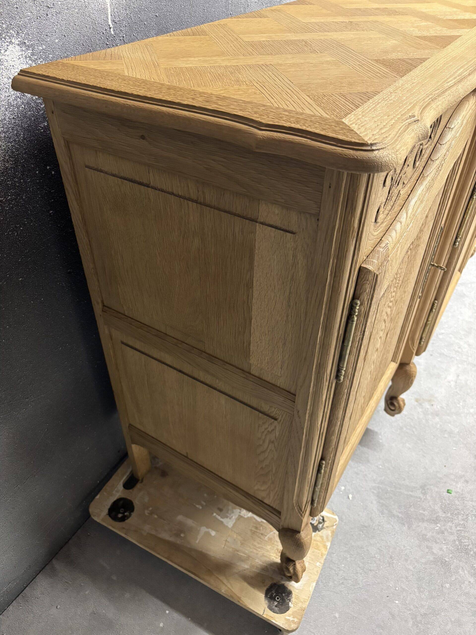 Oak buffet with marquetry