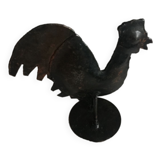 Brass hen or rooster on round support decoration