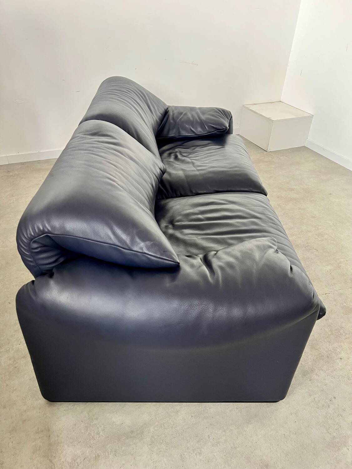 Maralunga sofa designer Vico MAGISTRETTI cassina in vintage midnight blue leather