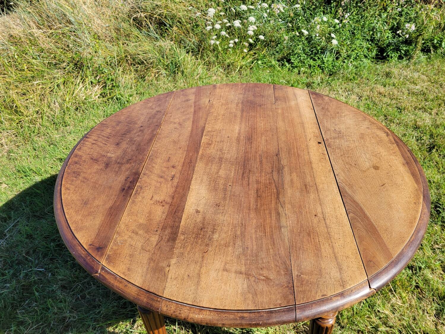 Round table with 2 leaves