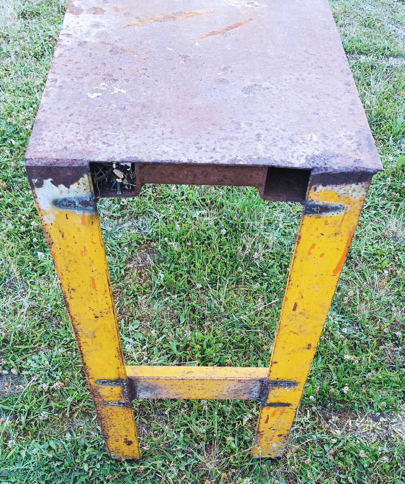 Metal industrial workbench