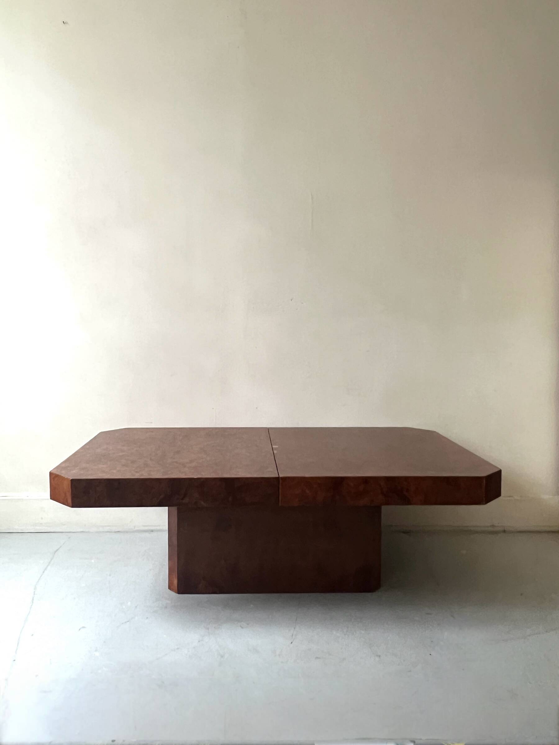 Table basse bar à tiroir en loupe d'orme, Maison Lancel 1970