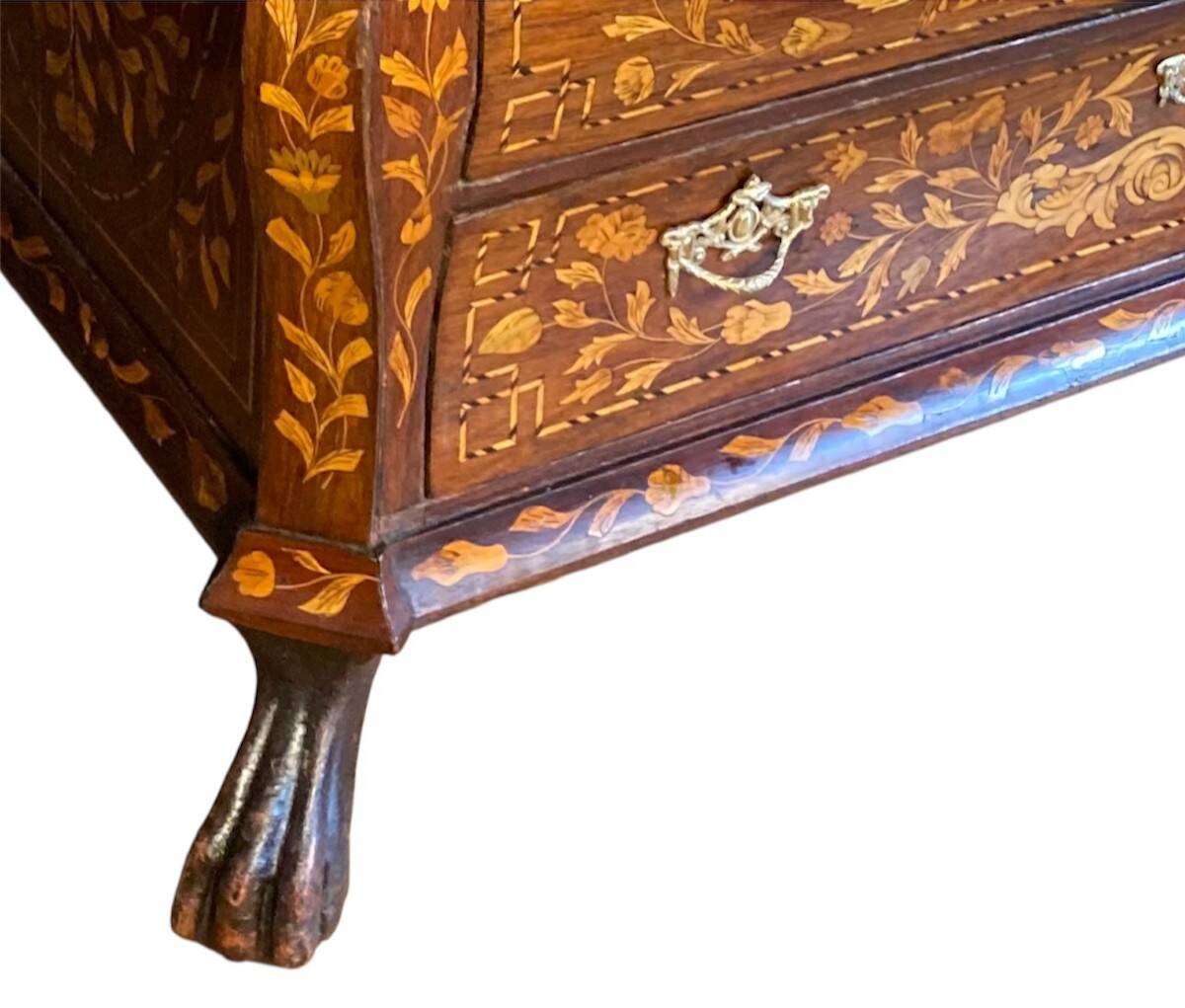 Small secretary in Dutch commode from the 18th century.