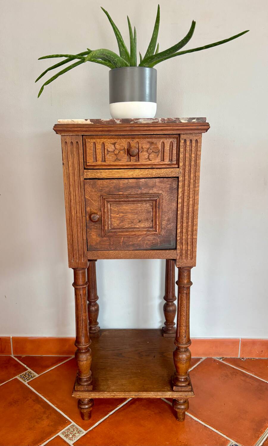 Table de chevet dessus en marble rose