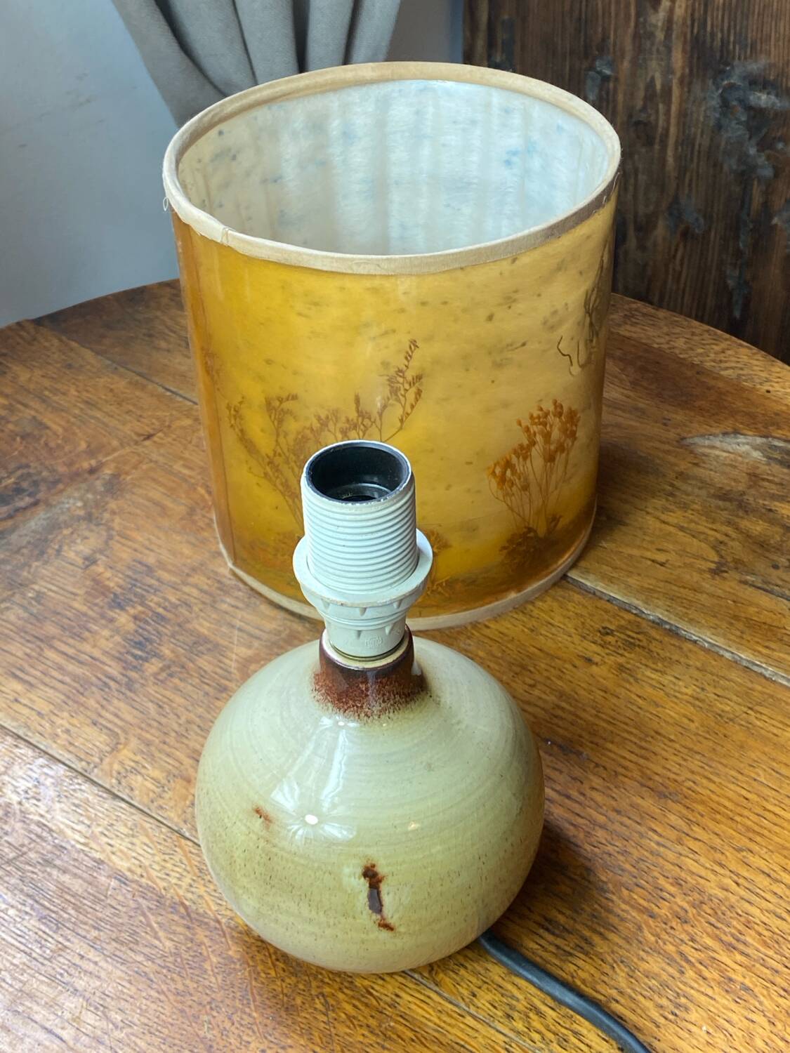 Lampe en grès, abat-jour composé de végétaux, années 70