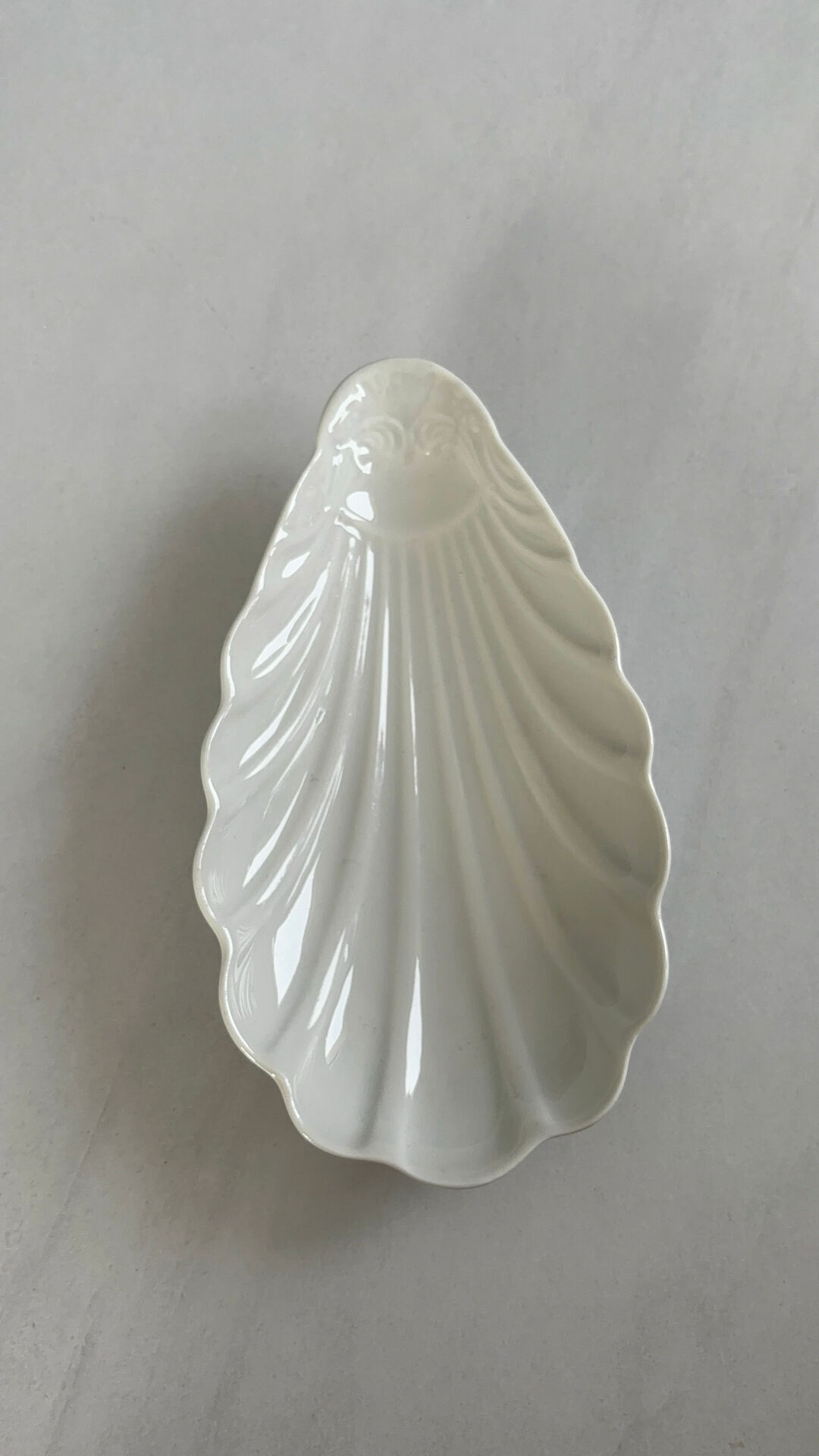 Set of 2 small Pillivuyt porcelain dishes – C-shaped bowls