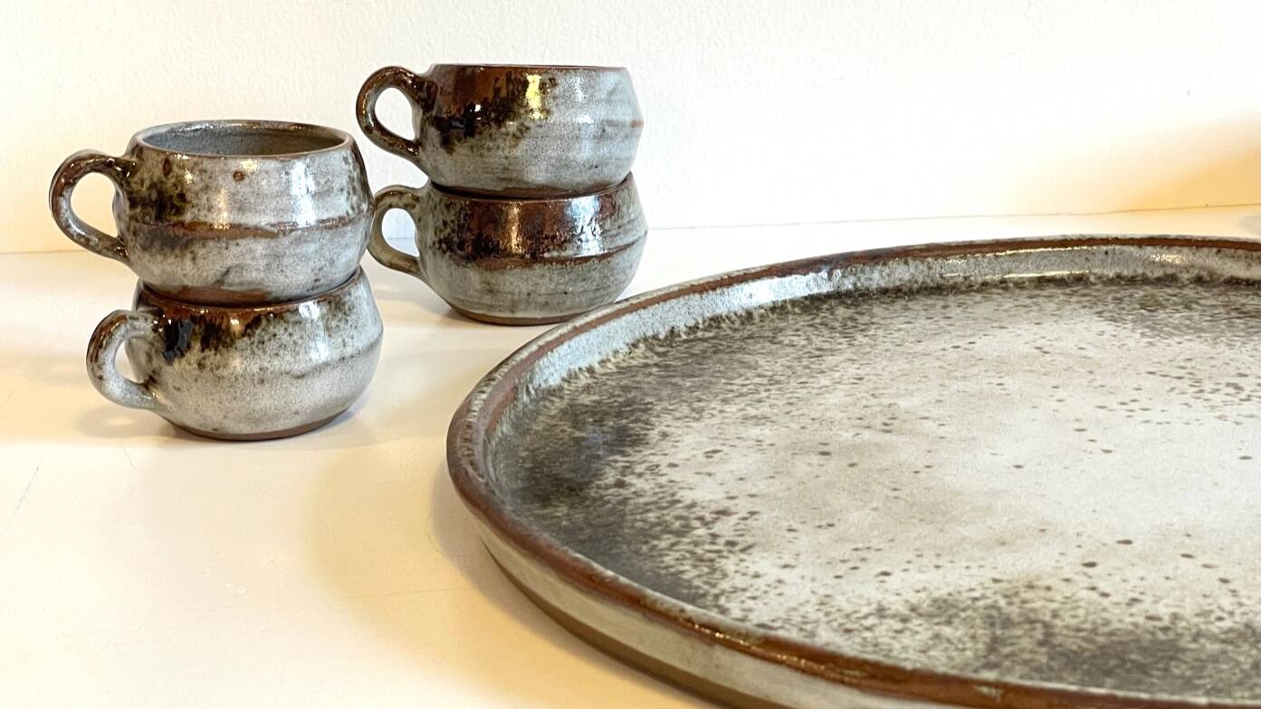 Enamelled stoneware tray and its 7 cups