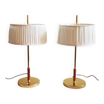 Paire de lampes de bureau suédoises en laiton avec des détails en cuir et des abat-jours blancs.