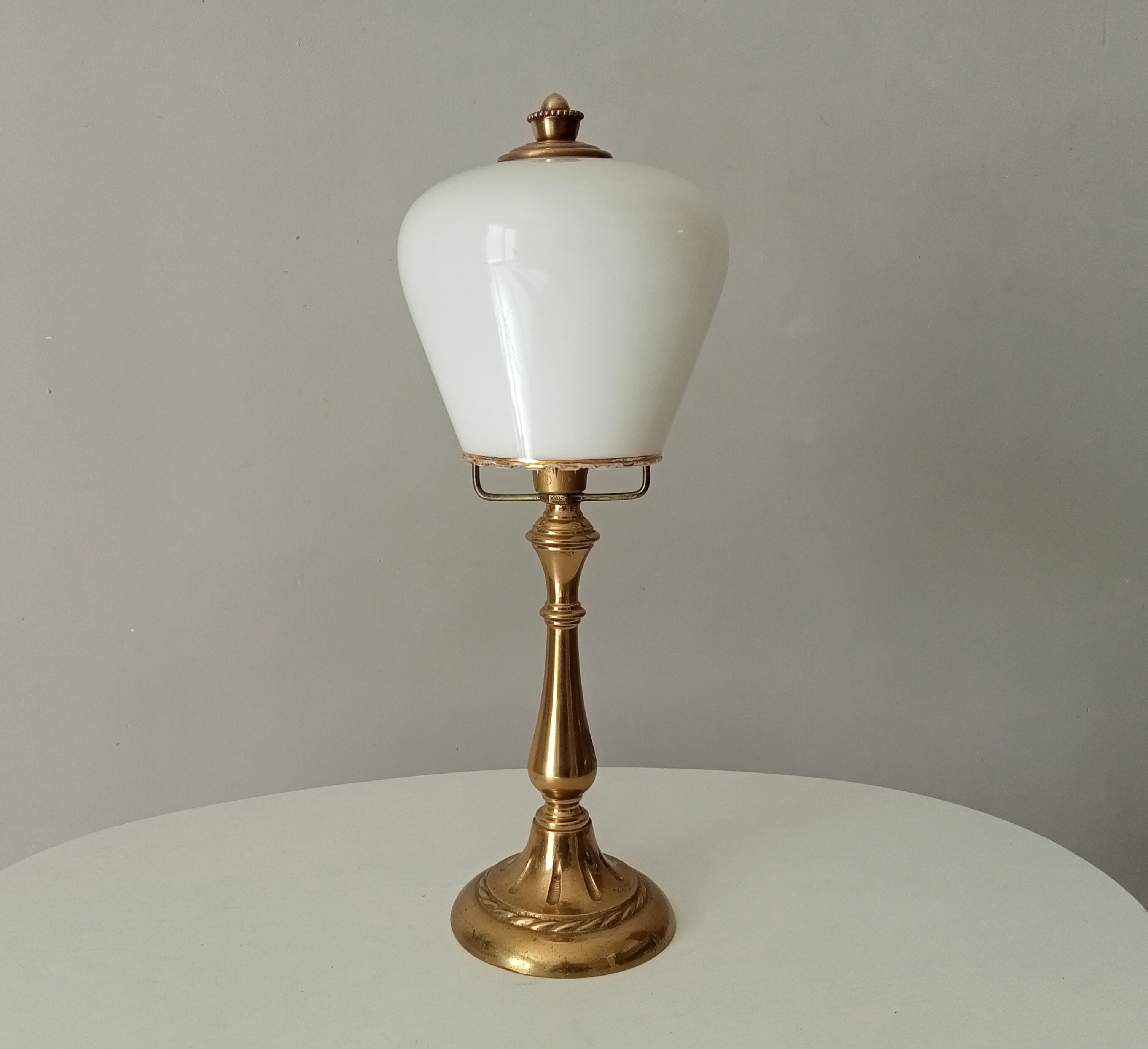 Art deco lamp in brass and opaline