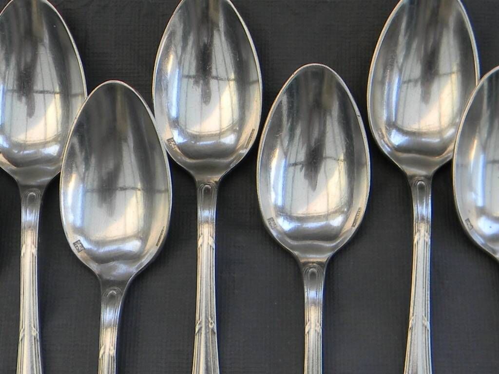 Set of 8 ercuis silver-plated coffee spoons.