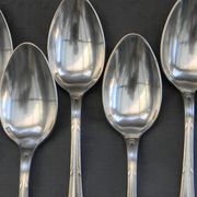Lot de 8 cuillères à café en métal argenté ercuis.