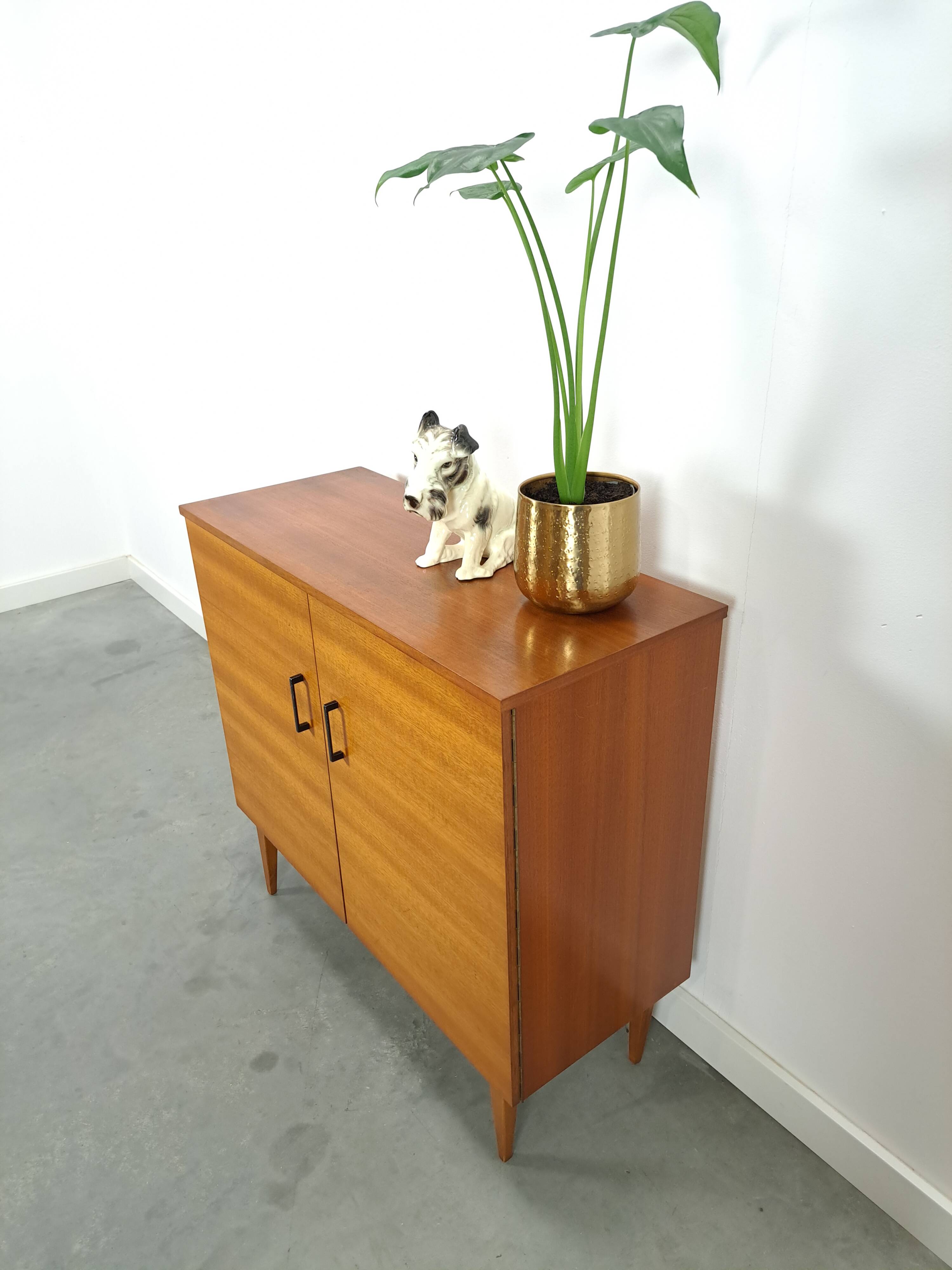 Fineer vintage schoenenkast met legplanken, Kama Möbel