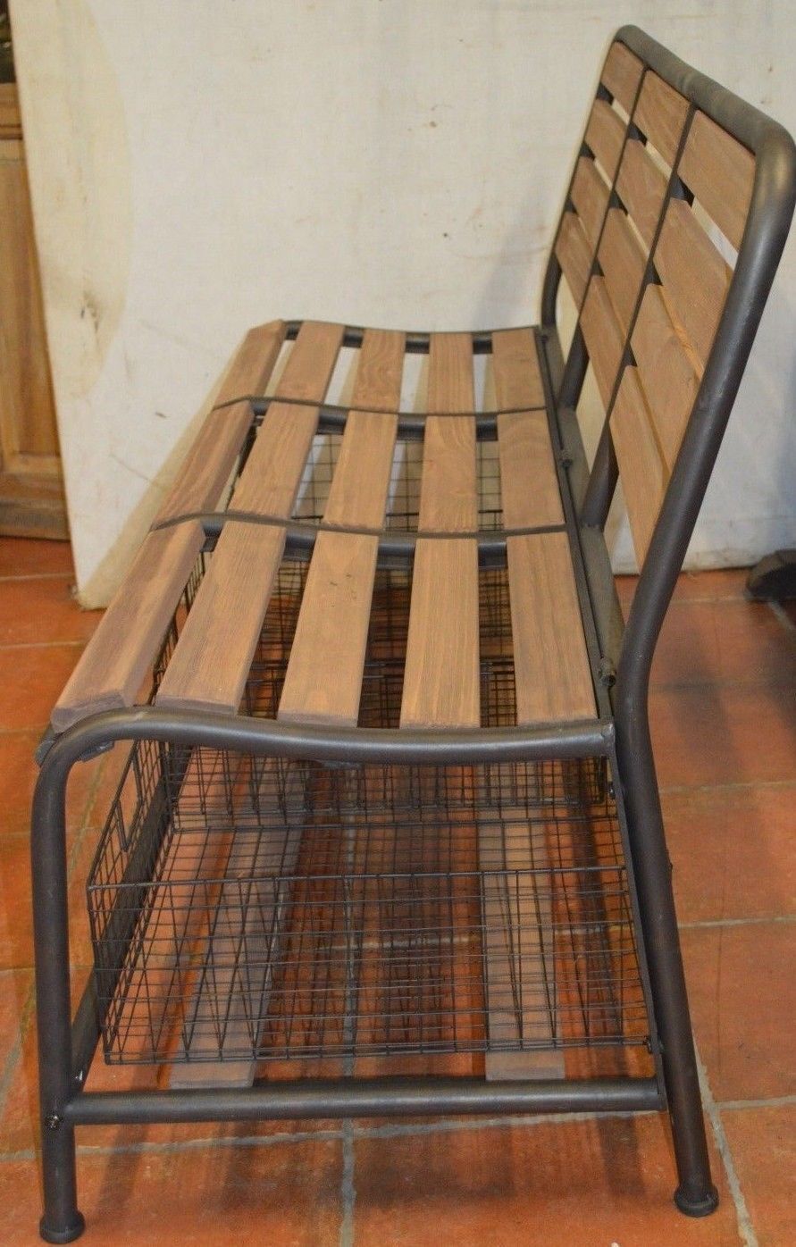 Banc en fer et bois avec des bacs de rangement