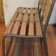 Banc en fer et bois avec des bacs de rangement